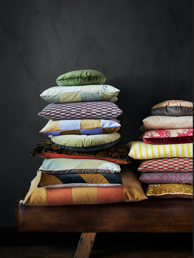 LIV 40X70 VELVET CUSHION DUST