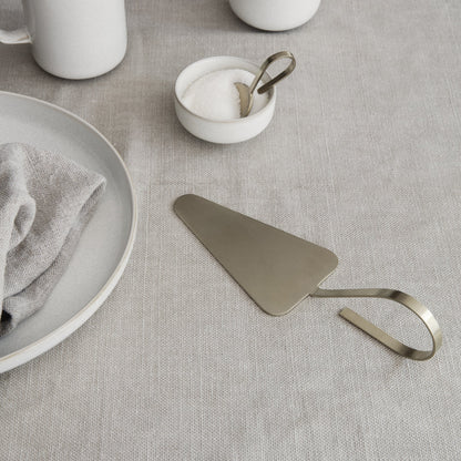 Fein cake server - Brass, HOME DECOR, FERM, - Fabrica